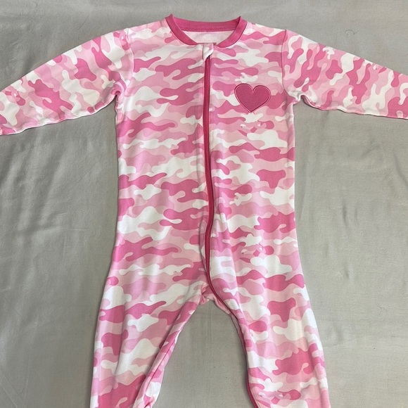 Tuffy - pink and White Camo onesie sleeper with heart patch - Picture 4 of 4